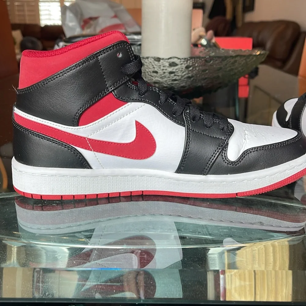 Air Jordan 1 Mid White/Gym Red/Black 554724-122 Size 9 ❤️🤍🖤